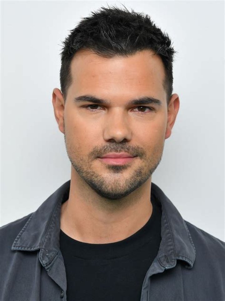 Taylor Lautner Bio, Age, Career, Net Worth, Family & More